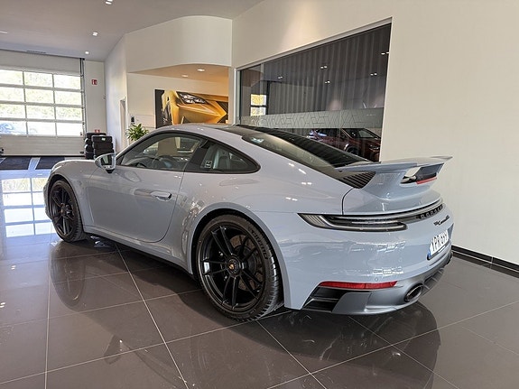 Porsche 911 Carrera GTS 4 of 20