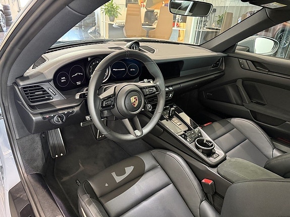 Porsche 911 Carrera GTS 13 of 20