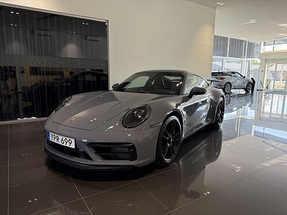 Porsche 911 Carrera GTS 2 of 20