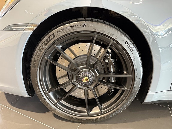 Porsche 911 Carrera GTS 10 of 20