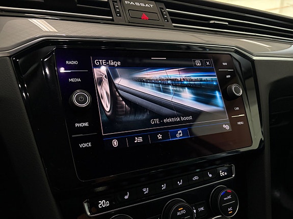 Volkswagen Passat 12 of 18