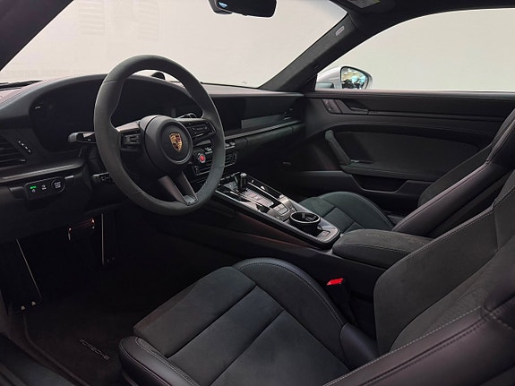 Porsche 911 Carrera 4 GTS 18 of 20