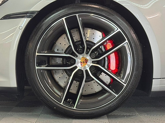 Porsche 911 Carrera 4 GTS 8 of 20