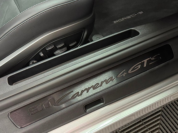 Porsche 911 Carrera 4 GTS 16 of 20