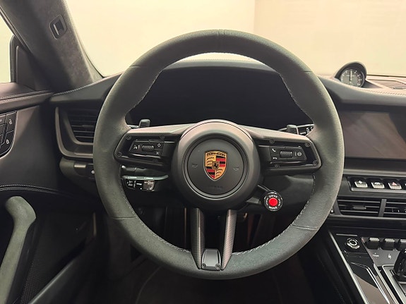 Porsche 911 Carrera 4 GTS 17 of 20