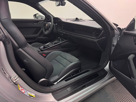 Porsche 911 Carrera 4 GTS 14 of 20