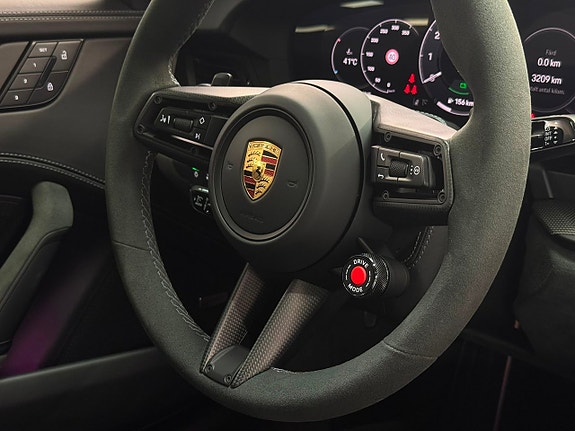 Porsche 911 Carrera 4 GTS 9 of 20