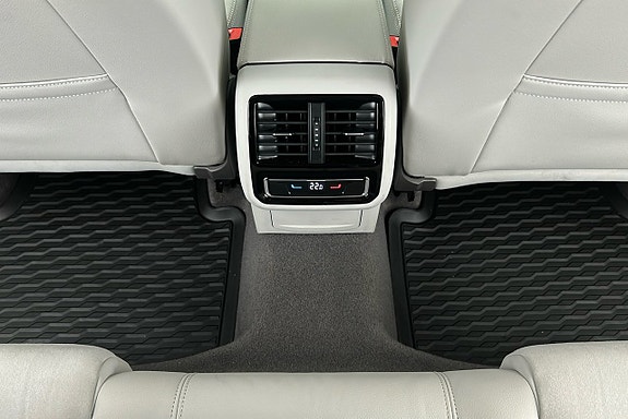 Volkswagen Passat 19 of 26