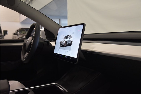 Tesla Model Y 8 of 24