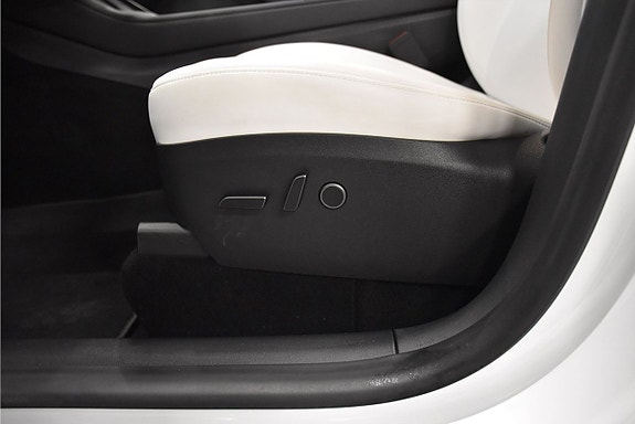 Tesla Model Y 16 of 24