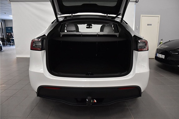 Tesla Model Y 24 of 24