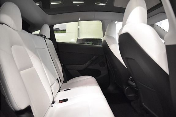 Tesla Model Y 14 of 24
