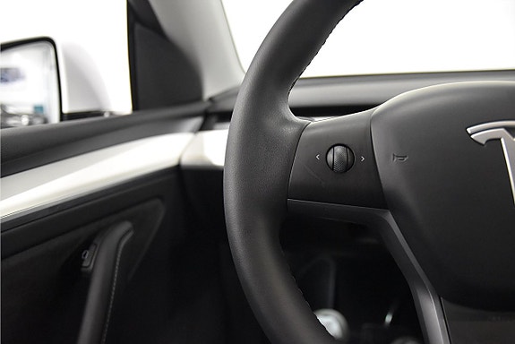 Tesla Model Y 10 of 24
