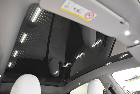 Tesla Model Y 13 of 24