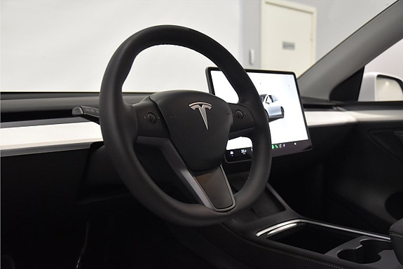 Tesla Model Y 9 of 24