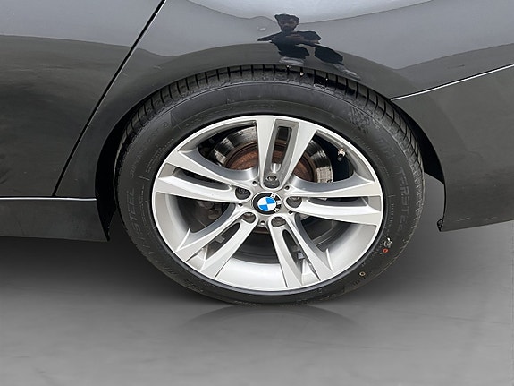 BMW 330e 29 of 30
