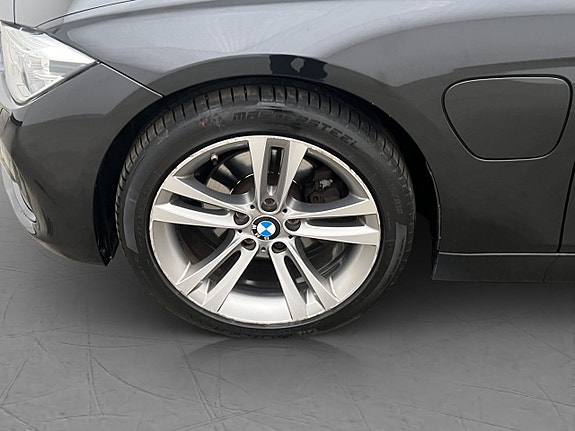 BMW 330e 28 of 30
