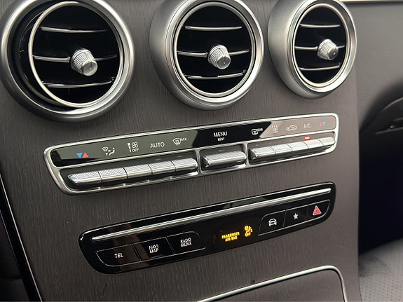 Mercedes-Benz GLC300 e 25 of 30