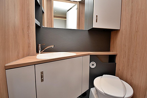 Knaus 420 QD Sport, Dubbelbädd 19 of 26