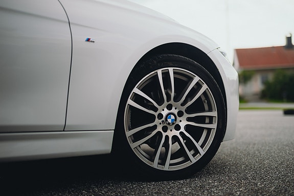 BMW 320d 3 of 12
