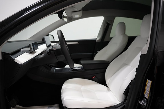 Tesla Model Y 9 of 23