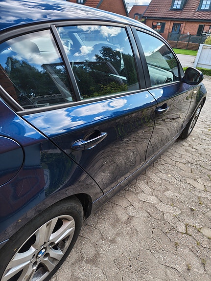 BMW 118d 2 of 5