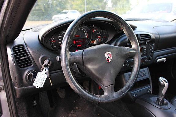 Porsche 911 Carrera 4 of 5