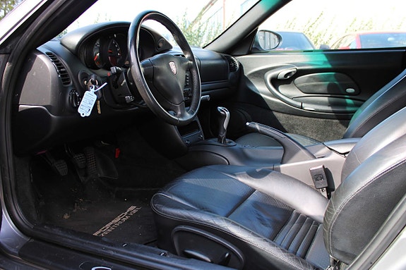 Porsche 911 Carrera 3 of 5