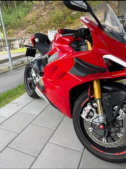 Ducati Panigale V4S 2 of 4