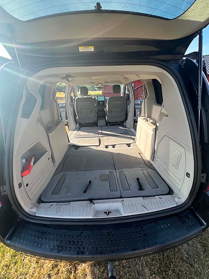 Chrysler Town & Country 6 of 6