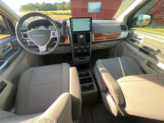 Chrysler Town & Country 4 of 6
