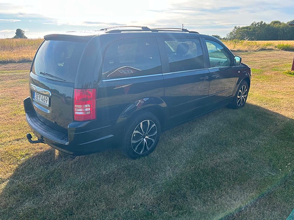 Chrysler Town & Country 3 of 6