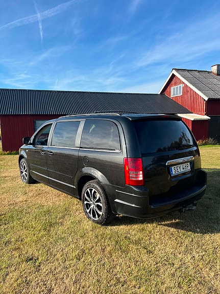 Chrysler Town & Country 2 of 6