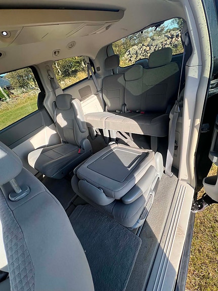Chrysler Town & Country 5 of 6