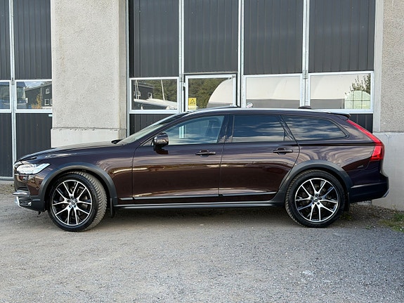 Volvo V90 Cross Country 2 of 25