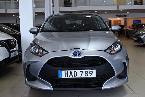 Toyota Yaris 2 of 19