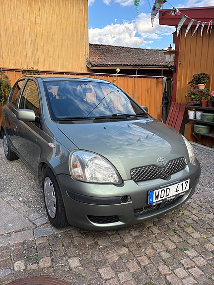 Toyota Yaris 4 of 9