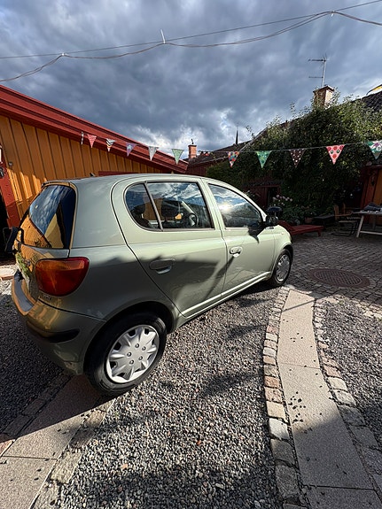 Toyota Yaris 3 of 9