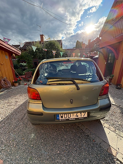 Toyota Yaris 2 of 9