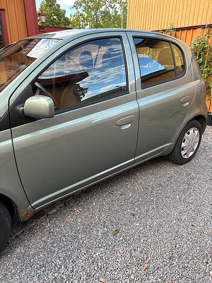 Toyota Yaris 7 of 9