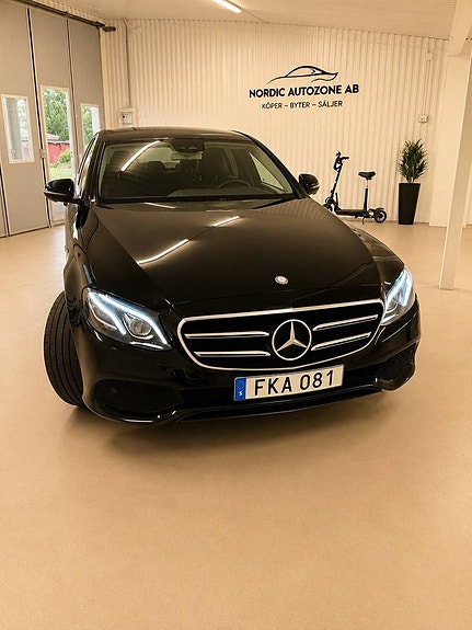 Mercedes-Benz E220 d 2 of 5