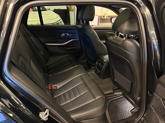 BMW 330i 11 of 15