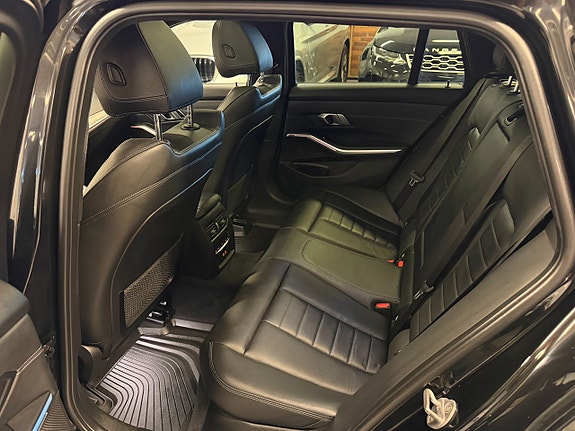 BMW 330i 9 of 15