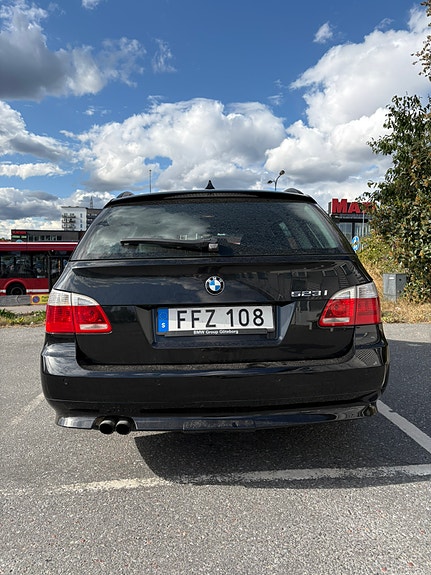 BMW 523i 3 of 7