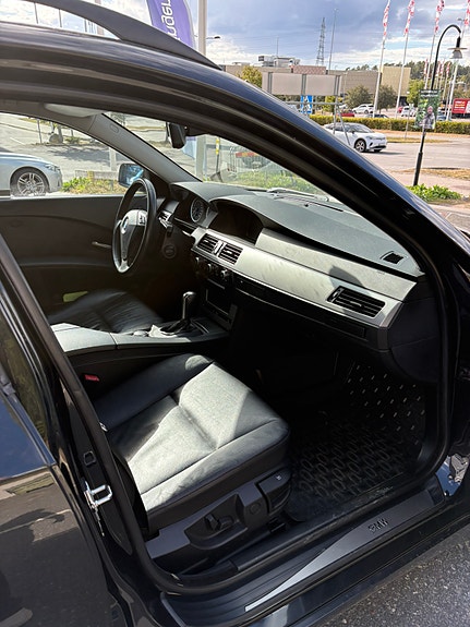 BMW 523i 6 of 7