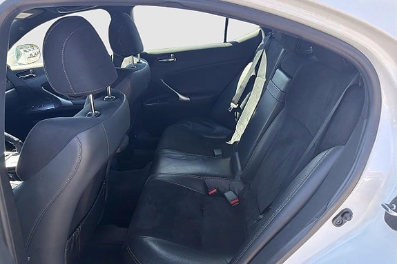 Lexus IS220d 8 of 16