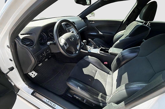 Lexus IS220d 7 of 16