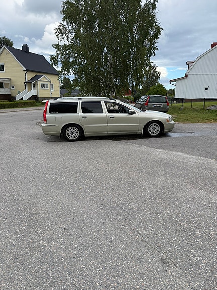 Volvo V70 3 of 9