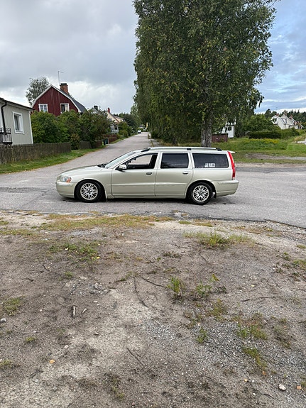 Volvo V70 2 of 9