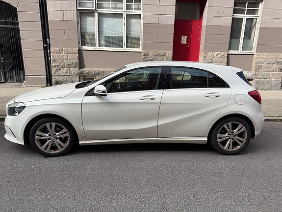 Mercedes-Benz A180 2 of 5